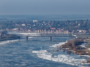 Icy riverbanks on the Elbe near Hohnstorf, Lüneburg district, on a cold winter day. In the