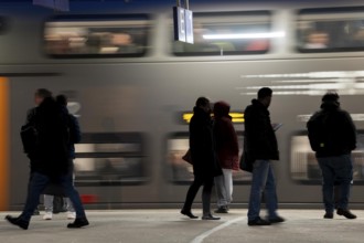 Passengers on the platform, RRX, Rhein-Ruhr-Express train arrives, Cologne-Messe/Deutz station, 2nd