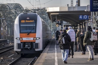 Long-distance train and regional train at Cologne-Messe/Deutz station, 2nd largest station in