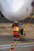 Ground crew installs ground power, power supply for the aircraft after stopping at the parking