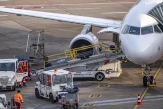 Baggage unloading of an aircraft, at the parking position, at the terminal, gate, at the passenger