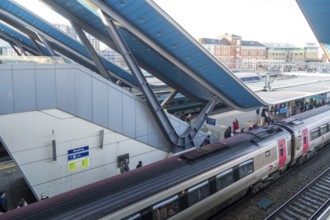 Modern architecture Class 220 Voyager diesel-electric multiple unit train, Reading railway station,
