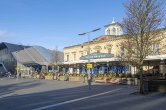 The Three Guineas, Fullers pub, Reading railway station, Reading, Berkshire, England, UK