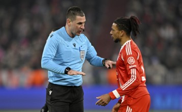 Referee Referee Rade Obrenovic (SVN) Gesture Gesture in conversation Discussion with Michael Olise