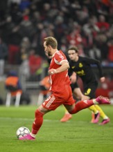 Harry Kane FC Bayern Munich FCB (09) shoots penalty, penalty kick goal kick action goal chance