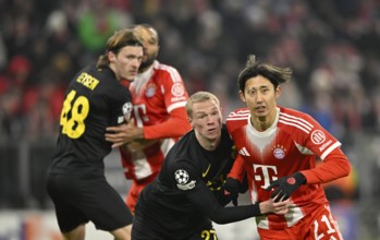 One-on-one, action in anticipation of a corner kick Hiroki Ito FC Bayern Munich FCB (21) Louis