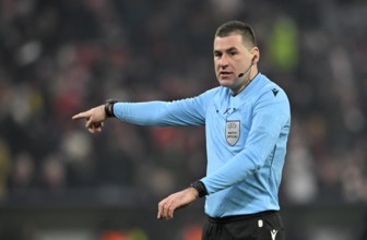 Referee Referee Rade Obrenovic (SVN) Gesture Gesture Football UEFA Champions League, CL, Allianz
