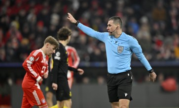 Referee Referee Rade Obrenovic (SVN) Gesture Gesture Lennart Karl Bayern Munich FCB (42) Football