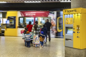 Charlottenplatz stop, Stuttgarter Strassenbahnen AG, SSB. A large family is waiting for the light
