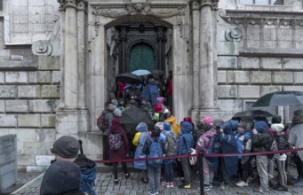 School classes crowd at the entrance to Wavel Cathedral, Wavelhügel, Krakow, Poland