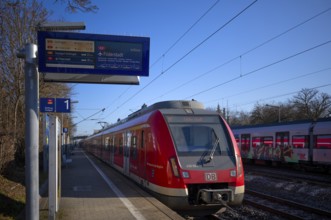 Display train omitted, S-Bahn, train, S2, class 420 in traffic red, stops at platform, station