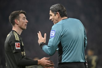 Referee Deniz Aytekin in discussion with Janik Haberer 1. FC Union Berlin FCU (19) Gesture Gesture