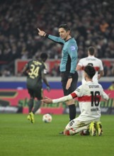 Referee Referee Deniz Aytekin Gesture Gesture Atakan Karazor VfB Stuttgart (16) disappointed on the
