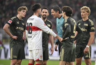 Referee Deniz Aytekin in discussion with Atakan Karazor VfB Stuttgart (16) Rani Khedira 1. FC Union