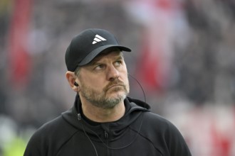 Coach coach Steffen Baumgart 1. FC Union Berlin FCU portrait looking up MHPArena, MHP Arena