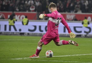 Goalkeeper Alexander Nübel VfB Stuttgart (33) Action kick-off MHPArena, MHP Arena Stuttgart,