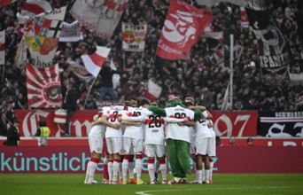 Team building, circle of the team in front of the start of the VfB Stuttgart game in front of fan