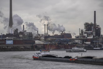 Chempark Krefeld-Uerdingen, around 40 companies are located in the chemical park on the Rhine,