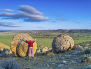 A tourist in front of the large spherolites (concretions) at Torysh, with over 500–600 spheres of
