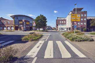 Pedestrian crossing, zebra crossing, central island, flower bed, general architecture, commercial