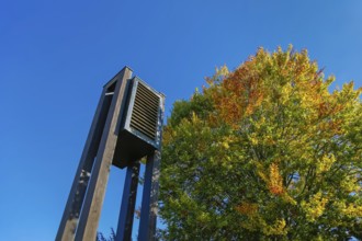 Großengstingen cemetery, ringing at the announcement hall, deciduous tree, autumn colors, colorful
