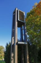 Großengstingen cemetery, ringing at the announcement hall, deciduous tree, autumn colors, colorful