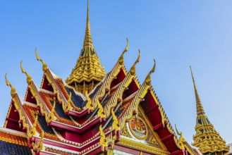 Wat Yannawa, Buddhist temple, overlapping roofs with curved chofas and Chedi temple tower, Bangkok,