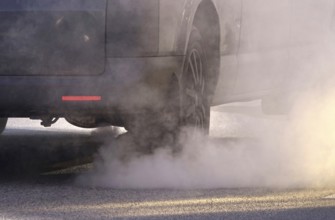 Car with internal combustion engine, winter, Germany