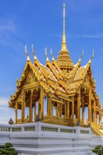 The Grand Royal Palace, the gilded Abhorn Bimok Pavilion with overlapping roofs and curved chofas,