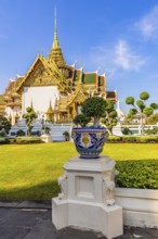 The Grand Royal Palace, pillar with bonsai flower pot, in the back the Chakri Maha Prasad throne