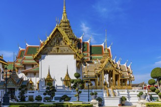 The Grand Royal Palace, trees with spherical branches, in the back the Chakri Maha Prasad throne