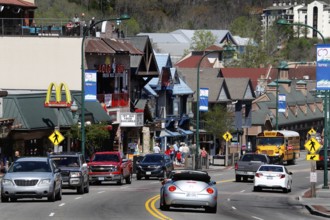 Busy street scene with shops in Gatlinburg, USA, Gatlinburg, Tennessee, USA