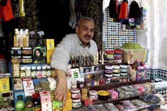 Cosmetic seller at his stand in Place Neijarine with traditional products, Fez, Fès-Boulemane,