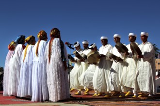 Women in traditional clothes dance on stage at the Berber Festival, Ma El Kelâa M'gouna, Fête des