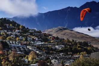 Paragliders over the Queenstown mountains, a picture full of adventure, Queenstown, New Zealand
