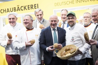 Kai Wegner (Governing Mayor of Berlin) with bread rolls at the stand of the German Guild Bakers