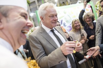 Alios Rainer (Federal Minister of Agriculture, Food and Home Affairs) tasting cheese cubes at the