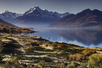 Spectacular view of Lake Pukaki with snow-capped mountains in the background, Lake Pukaki, Mt Cook,