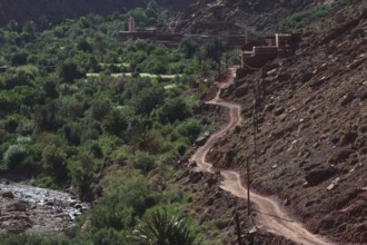Red hiking trail through lush countryside surrounded by gorges in the Ounilla Valley