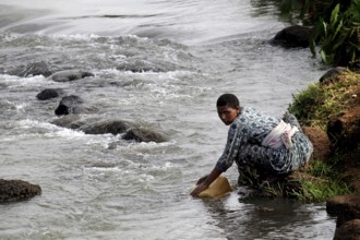 Woman fetching water from the river in the Nile Valley near Tisissat, Tisissat, Nile Valley,