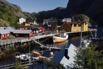 Colourful wooden houses and boats in Nusfjord harbour, Flakstadøy, Nusfjord, Flakstadøy, Norway