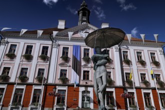 Well-known sculpture of kissing students in front of the late classical town hall on Tartu Town