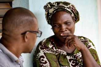 Adama Coulibali interviews Kinafou during a home visit, relaxed exchange, Korhogo, CI, West Africa