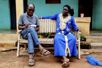 Adama Coulibaly interviews Rokia during a house visit to a bench, Korhogo, CI, Côte d'Ivoire