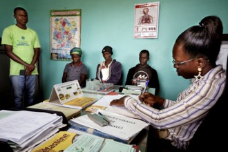 Patient interview at CI Korhogo with several people in an office, Korhogo, CI, Côte d'Ivoire