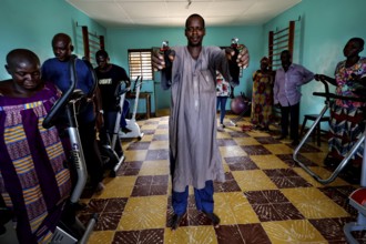 Occupational therapy at CI Korhogo with several people using training equipment in a colorful room,