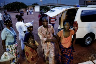 Admissions of a female patient at night, accompanied by several people, White Van in the