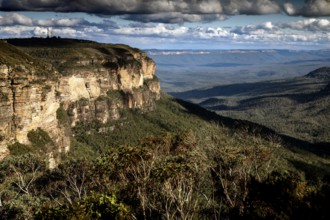 Breathtaking view of the Jamison Valley in the Blue Mountains with dramatic cliffs and dense