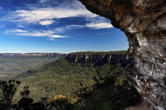 Breathtaking views from Lincoln's Rock over the Wentworth Falls area in the Blue Mountains, Blue
