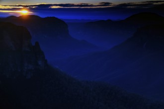 Sunrise at Govett's Leap Lookout over the Grose Valley in the Blue Mountains, Blue Mountains, NSW,
